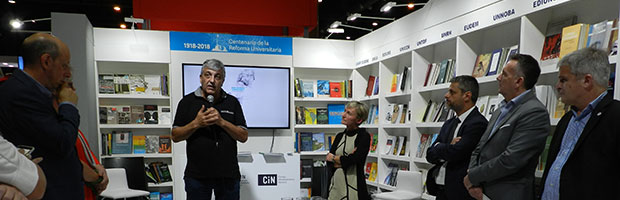 Inauguración del stand de la LUA en la 44 feria del libro