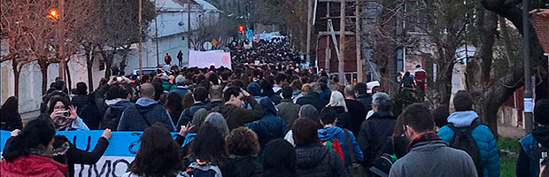 Abrazos simbólicos en protesta por la situación presupuestaria